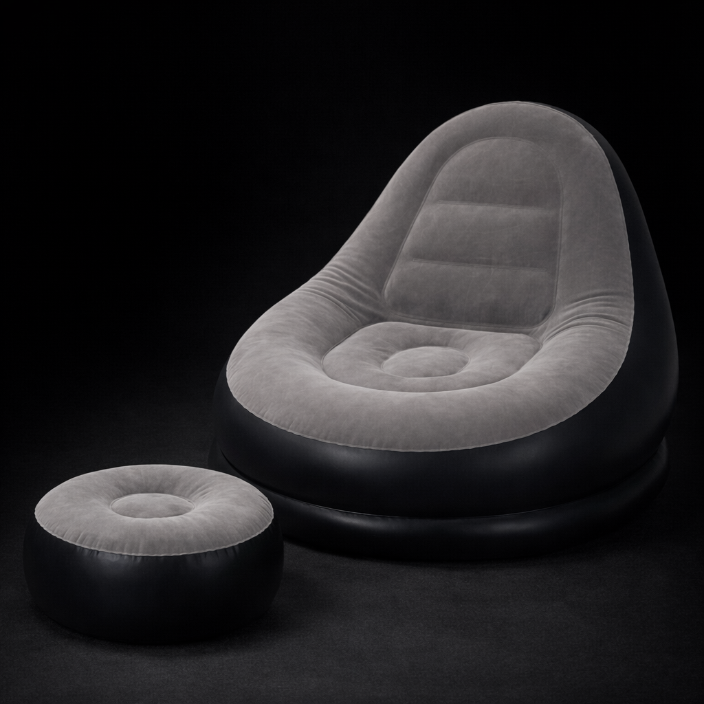 Sillón inflable gris y negro con puf reposapiés a juego sobre fondo oscuro