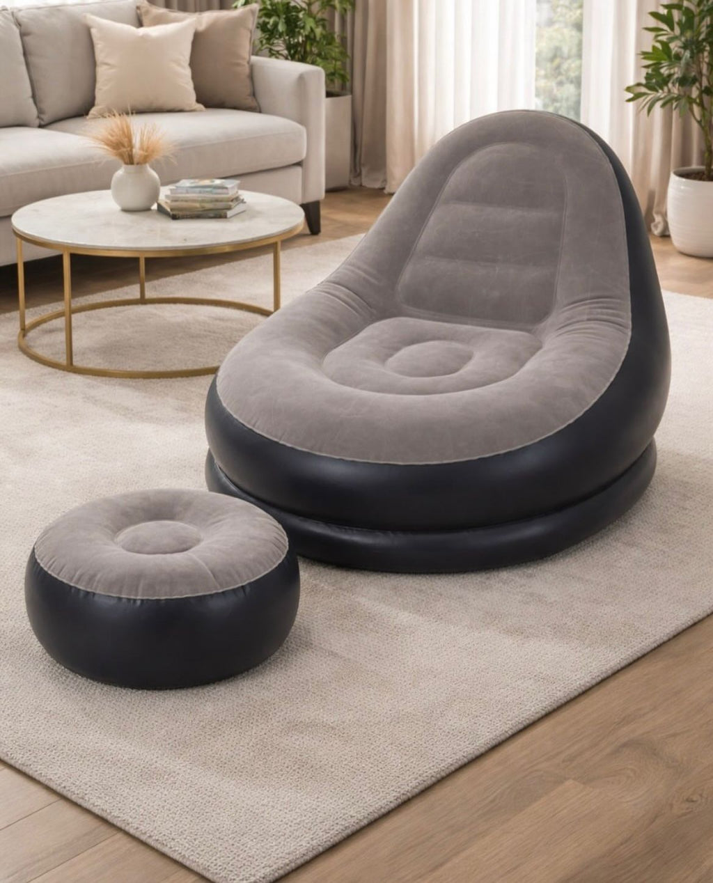 Sillón inflable con puf sobre una alfombra en un salón luminoso
