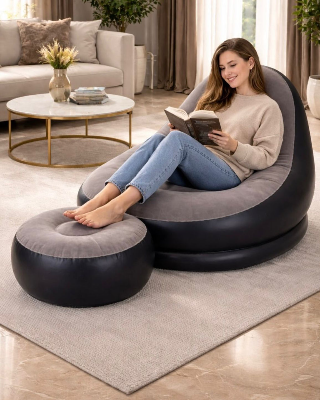 Mujer leyendo un libro en el sillón inflable con los pies sobre el puf