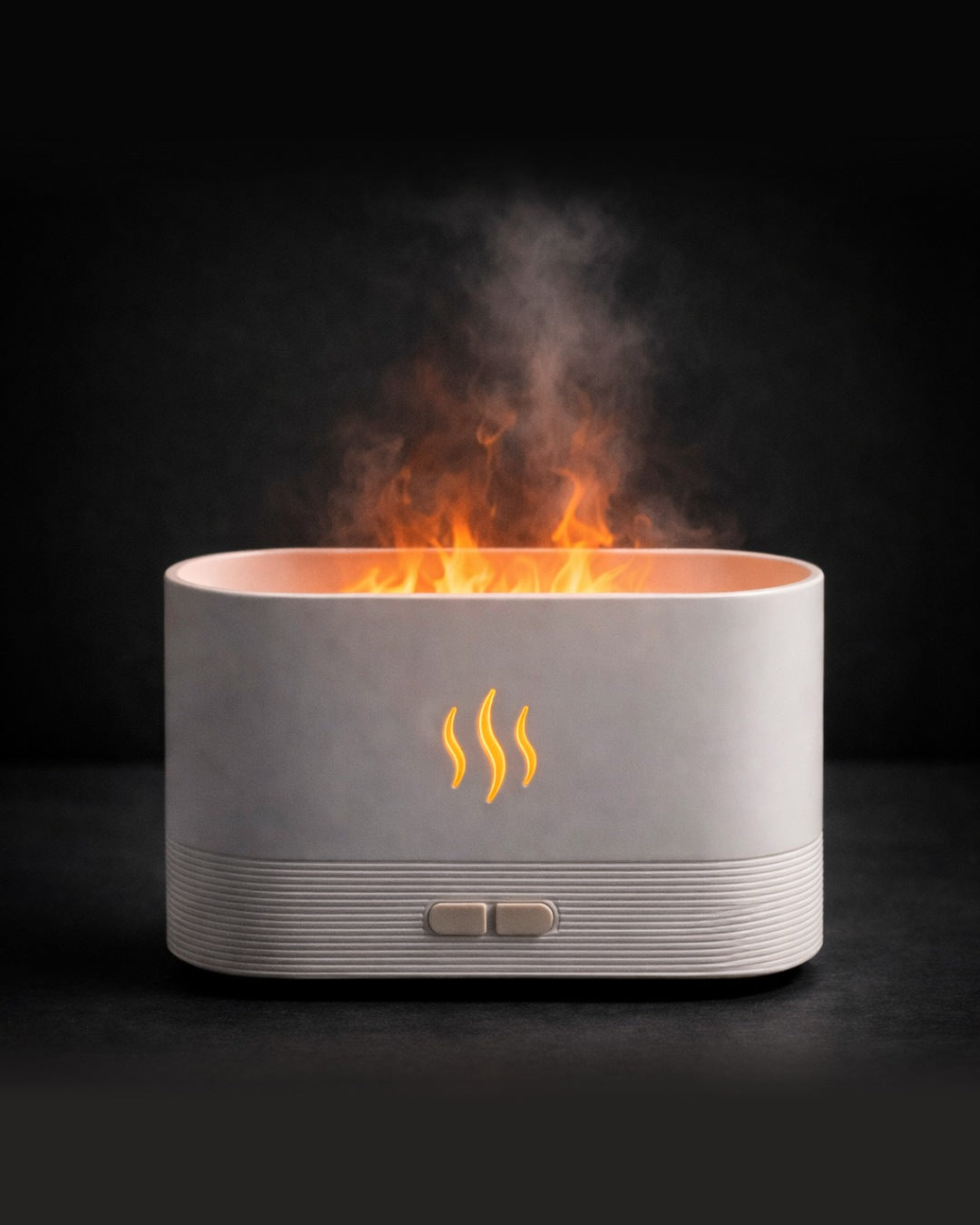 Difusor humidificador blanco con efecto llama y vapor sobre fondo oscuro