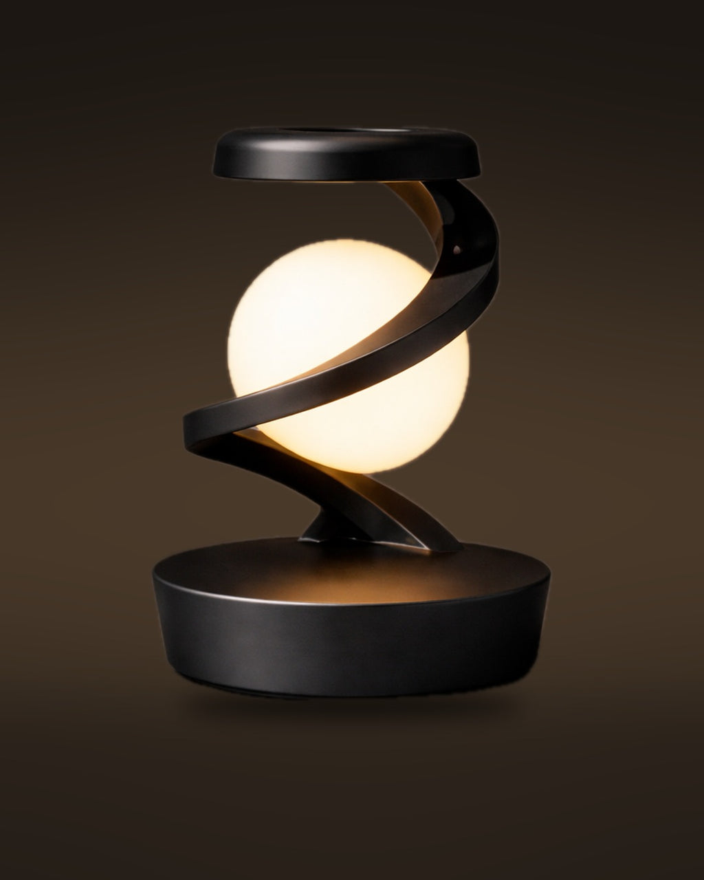 Lámpara flotante con espiral negra y bombilla encendida sobre fondo marrón oscuro