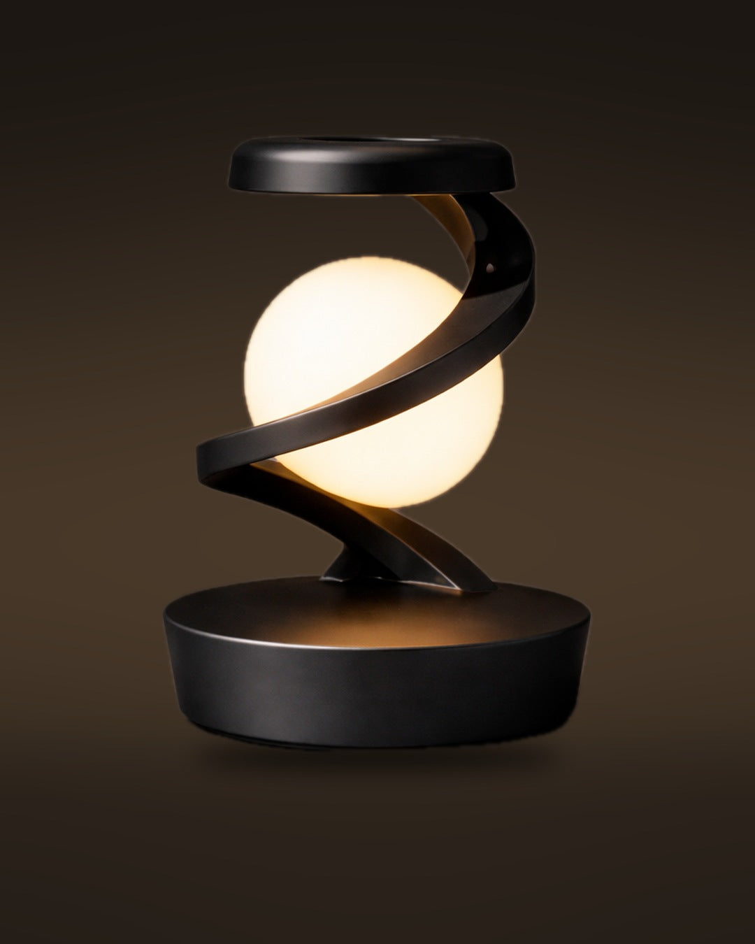 Lámpara flotante con espiral negra y bombilla encendida sobre fondo marrón oscuro